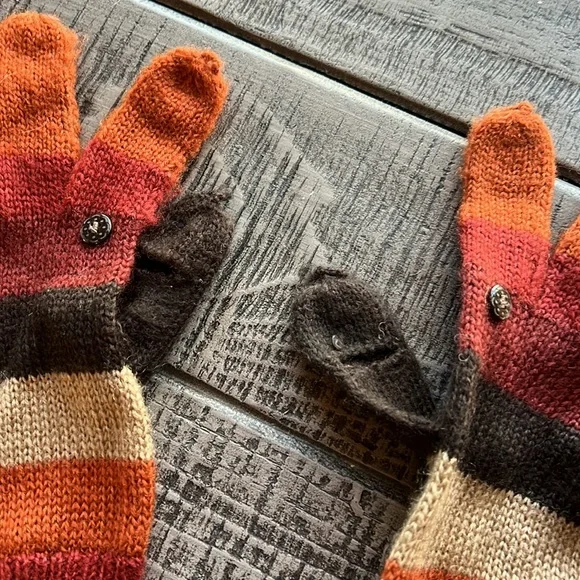 NWOT Women’s Prana Gloves Red Orange Brown Button hole thumb & finger accessible - Picture 2 of 3